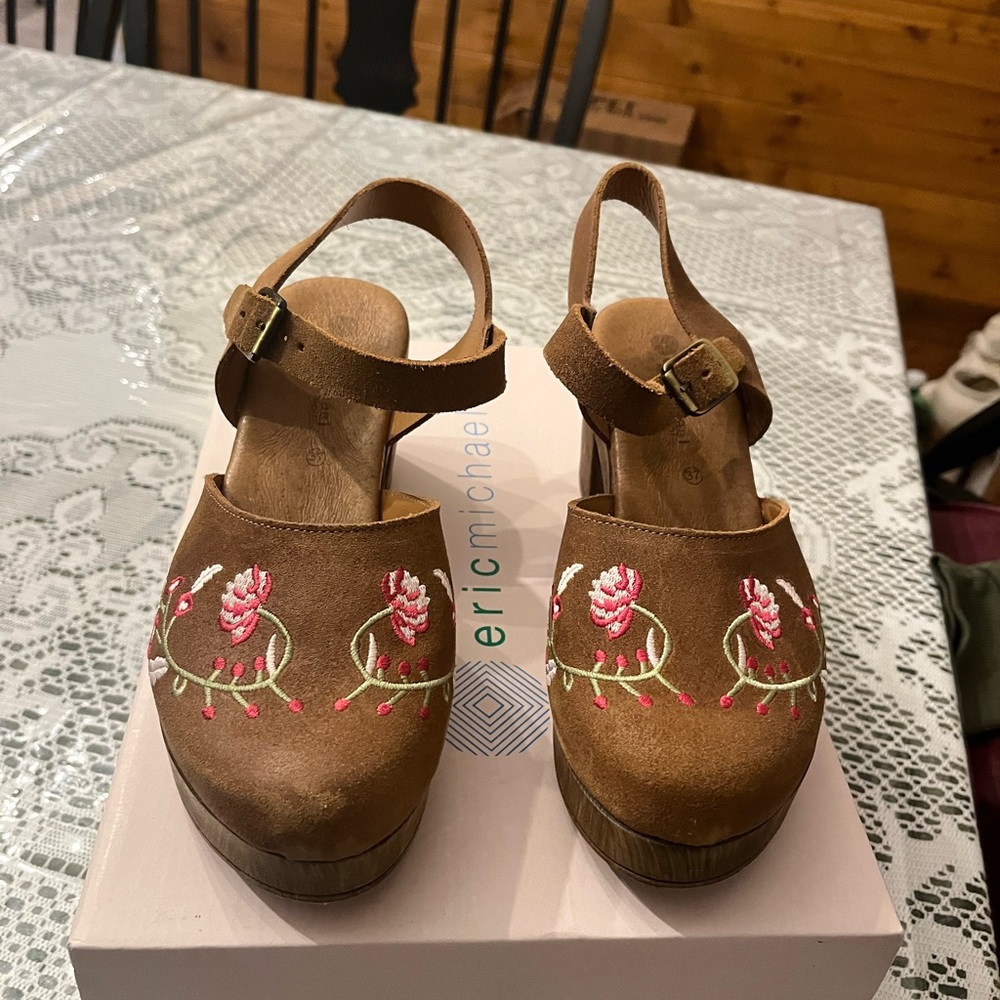 Comfortable suede clogs with platform block heels! Color is cognac. Size 37 - Picture 3 of 4